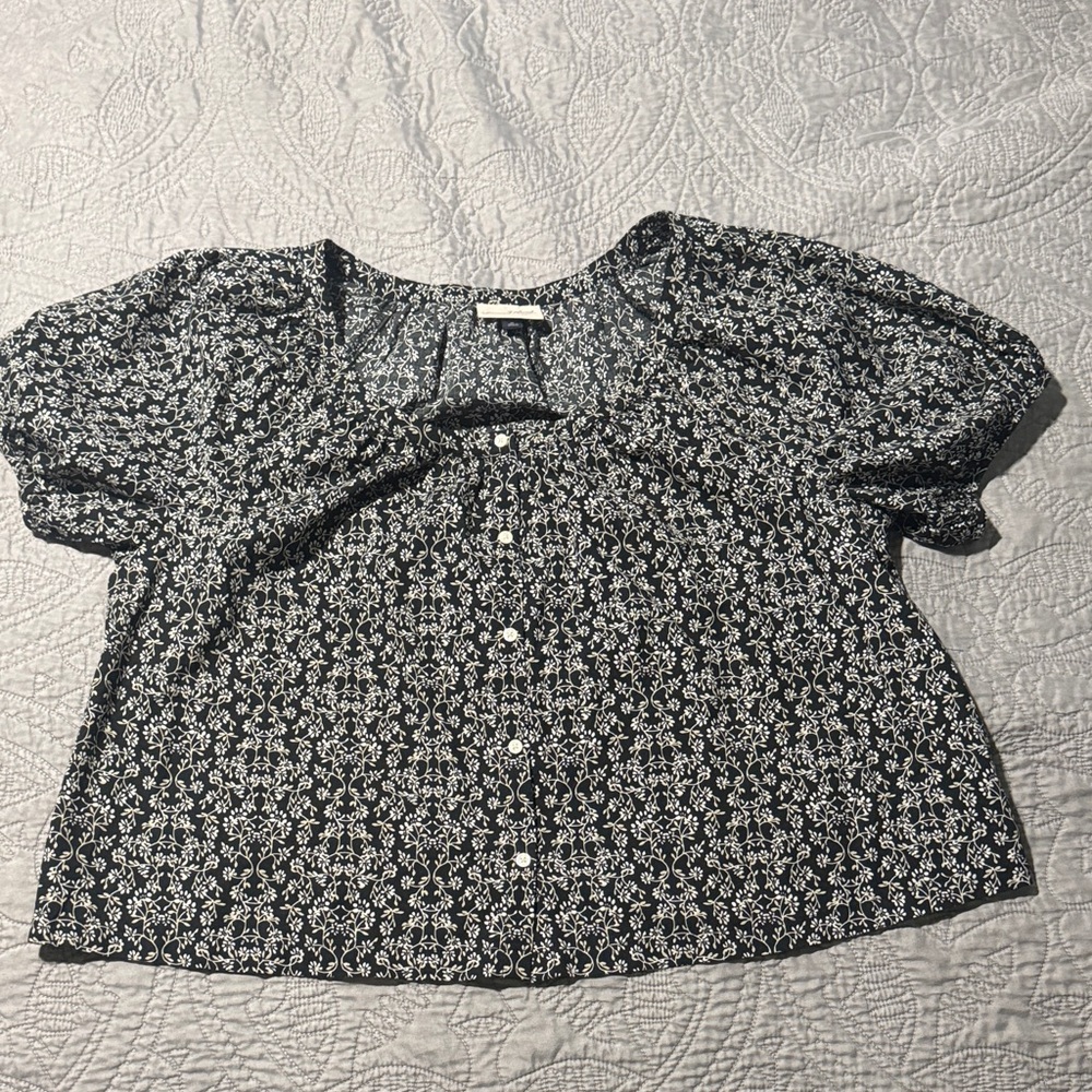 Universal Thread Black and White Floral Blouse